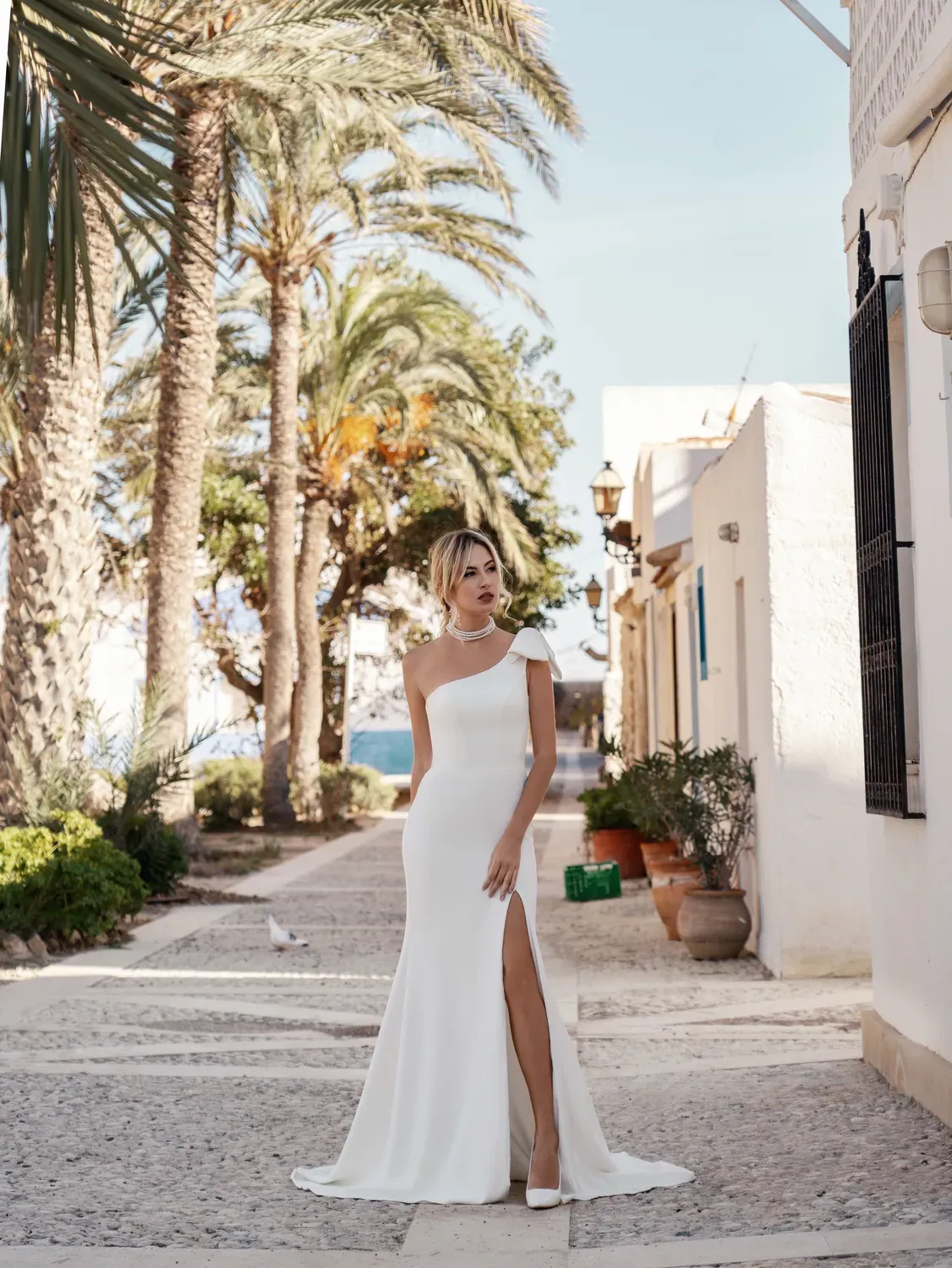 Vestido Alba de JJ Bridal en un pueblo de cal blanca