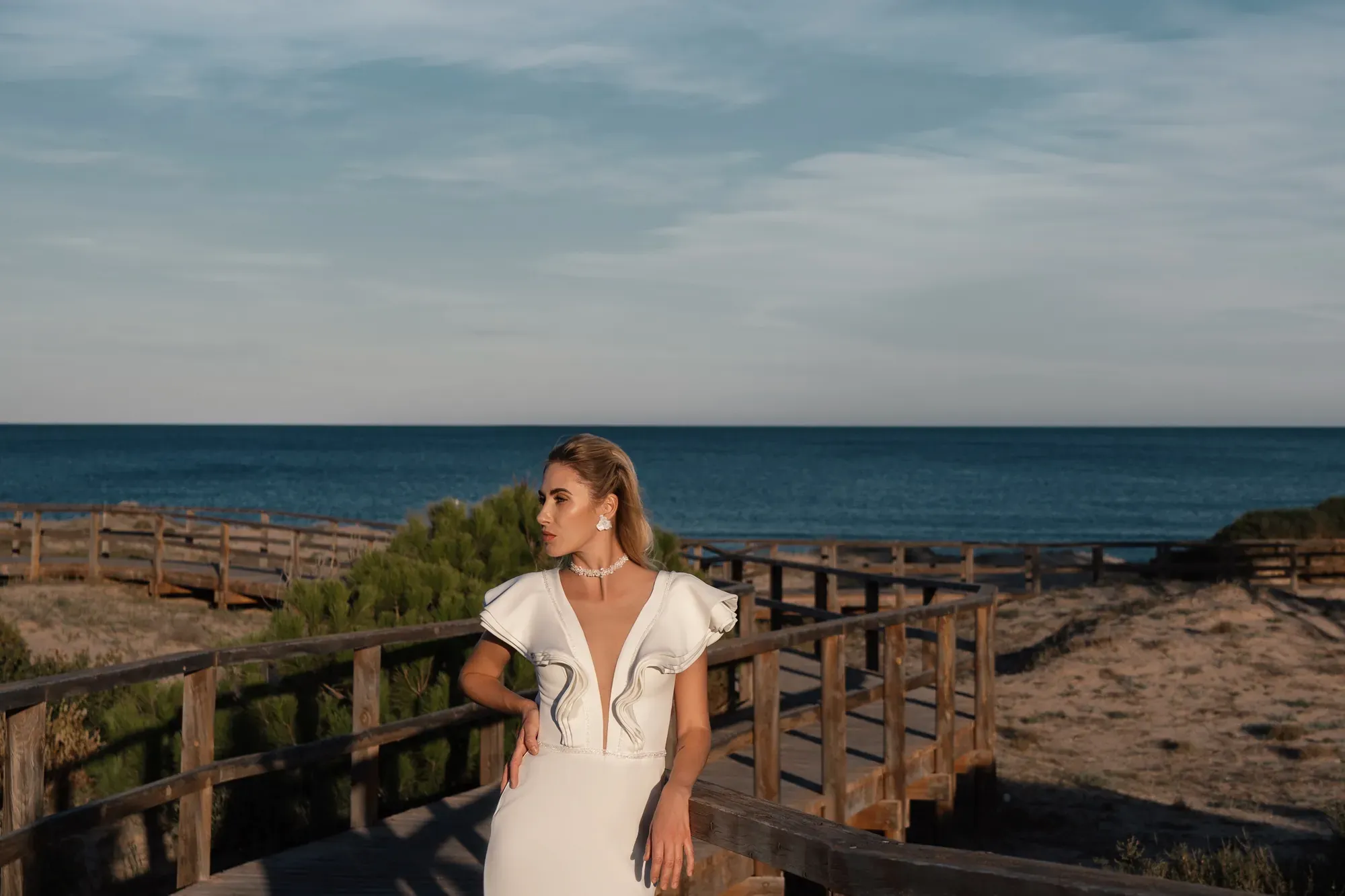 Colección Puerto de JJ Bridal junto al mar