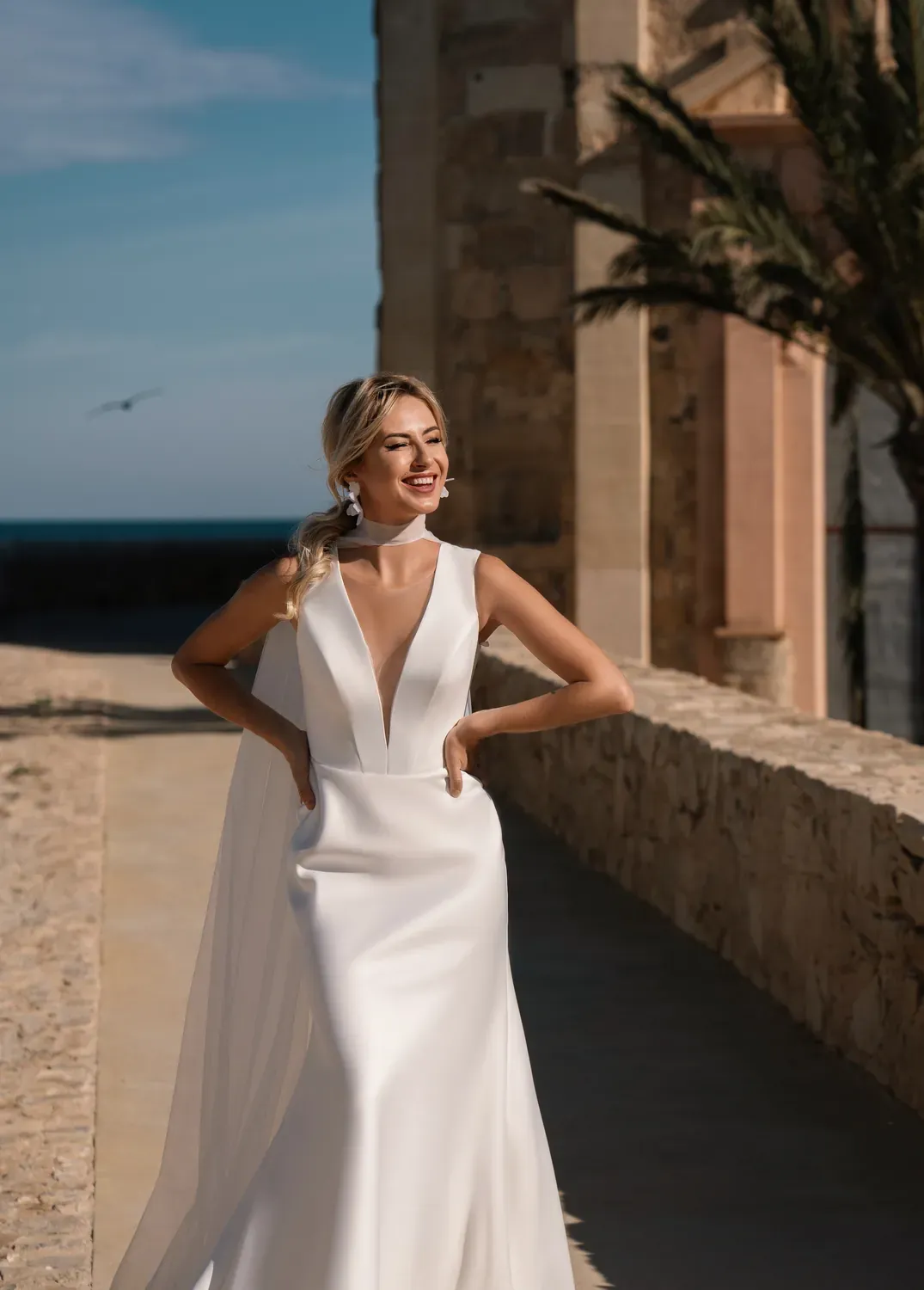 Detalle del vestido Levante junto al muro sobre el mar
