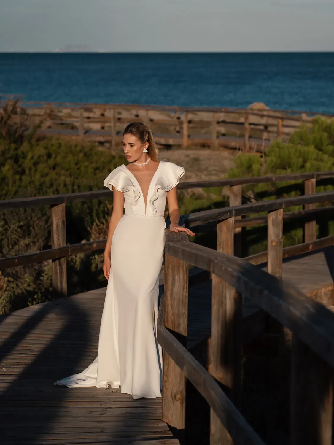 Vestido Marea, corte sirena en crepe, escote en pico y volantes en los hombros
