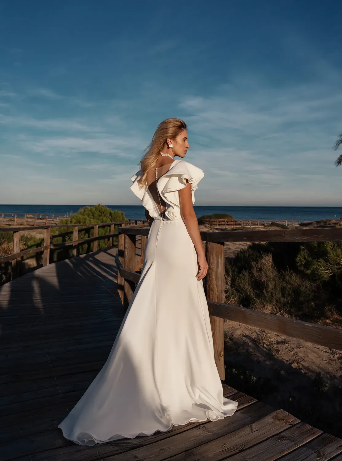 Espalda del vestido Marea con cola fluida